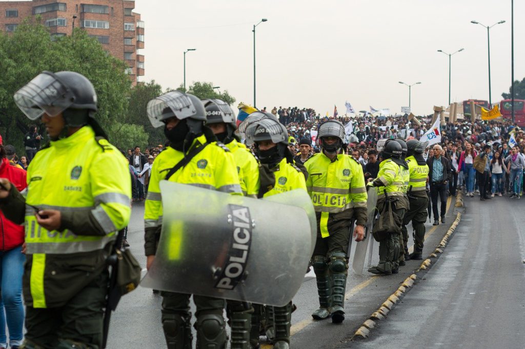 Policia Colombiana acompañando protesta